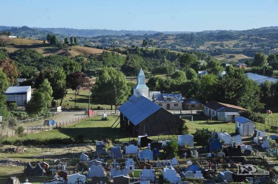 O cemitério e a igreja de Pid Pid, pequena vila ao norte de Castro, na ilha de Chiloé, no sul do Chile